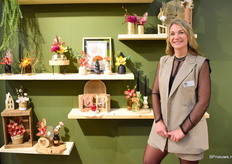 April Toussaint van Prins Orchidee stond op de beurs in haar eigen ontworpen stand. Tot op een jaar geleden was ze nog werkzaam als verloskundige. Tegenwoordig komt haar creativiteit tot uiting in het combineren van producten, kleuren en concepten. En is zij verantwoordelijke voor de marketing en de verkoop bij Prins Orchidee.